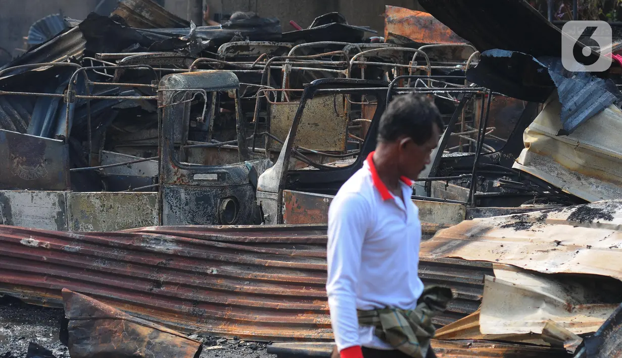 Kebakaran yang menghanguskan bangunan seluas 1.200 meter persegi itu juga mengakibatkan satu korban luka bakar bernama Indah Nawang Sari (43). (merdeka.com/Imam Buhori)