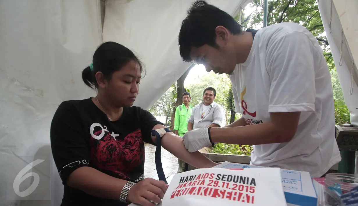 Pengunjung melakukan tes darah untuk mengecek HIV/AIDS  yang digelar Komisi Penanggulangan AIDS Provinsi (KPAP) DKI Jakarta sebagai bentuk peringatan hari AIDS sedunia di Taman Suropati, Menteng, Jakarta, Minggu (29/11/2015). (Liputan6.com/Angga Yuniar)