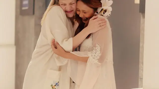 Potret Nadin Amizah Bahagia Jadi Pembuka Konser Aurora. (instagram/cakecaine)