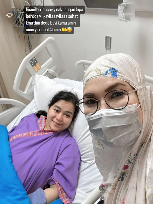 7 Potret Syifa Adik Ayu Ting Ting Melahirkan Anak Kedua, Didampingi Keluarga Besar