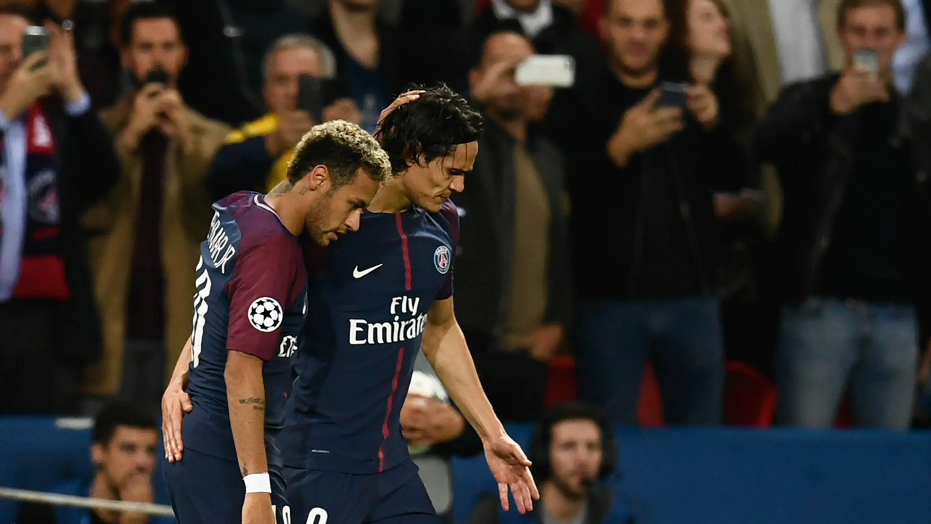 Striker PSG, Edinson Cavani dan Nyemar sempat bersitegang karena penalti. (AFP/ Christophe Simon)