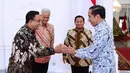 Presiden Joko Widodo (kanan) saat menerima kedatangan tiga bakal calon presiden yang akan berkontestasi dalam Pemilihan Umum Presiden dan Wakil Presiden 2024 di Istana Kepresidenan, Jakarta, Senin (30/10/2023). (Dok: Setpres/Biro Pers Setneg)
