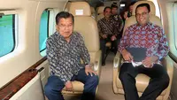 Wakil Presiden Jusuf Kalla (JK) berbincang dengan Gubernur DKI Jakarta Anies Baswedan saat meninjau sejumlah titik kemacetan menggunakan Helikopter Super Puma dari lapangan helipad, Monas, Jakarta, Senin (28/1). (Liputan6.com/HO/TIM MEDIA WAPRES)