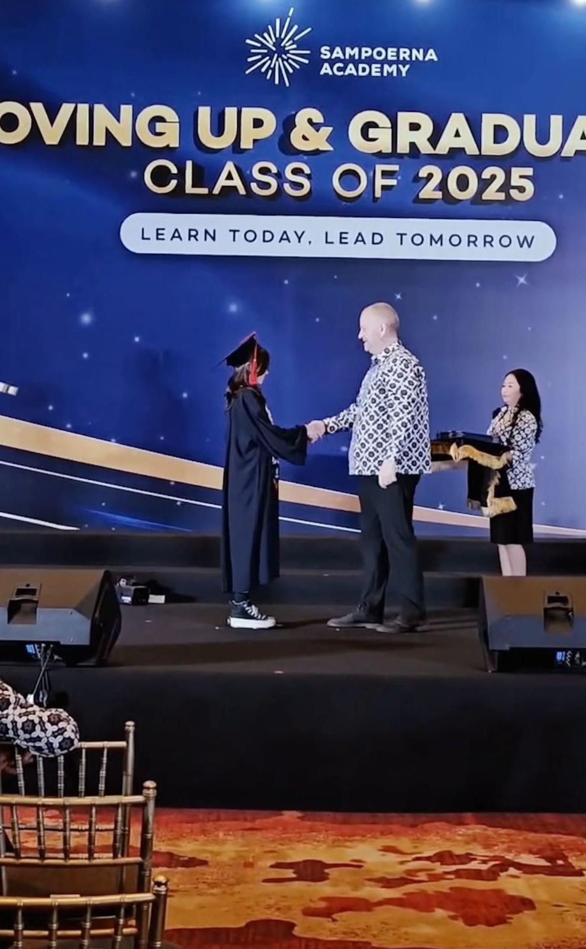 Potret Bahagia London Abigail Wisuda SMP, Wulan Guritno dan Mantan Suami Kompak Dampingi Sang Putri