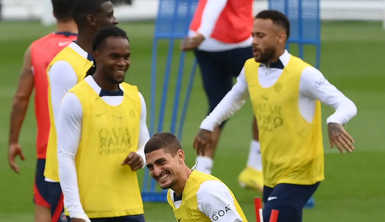 <p>Gelandang Paris Saint-Germain (PSG) Marco Verratti (tengah) mengambil bagian dalam sesi latihan jelang melawan Monaco, di Saint-Germain-en-Laye, barat Paris pada 26 Agustus 2022. Laga PSG vs AS Monaco di lanjutan Ligue 1 Prancis akan berlangsung pada 29 Agustus 2022 dinihari WIB. (FRANCK FIFE / AFP)</p>