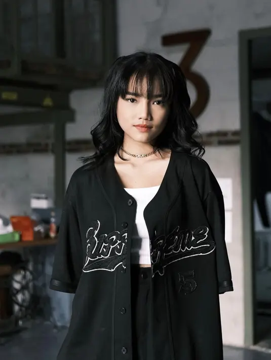 Tampil sporty dengan jersey juga bisa jadi salah satu cara untuk menghadirkan kesan yang enerjik. Fuji An berhasil ciptakan gaya yang begitu menjanjikan untuk kesan awet muda dengan jersey baseball.  [Foto: Instagram/ @Fuji An]