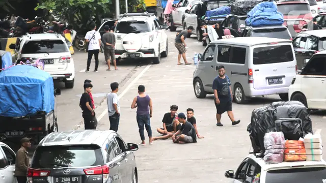 Terjebak kemacetan berjam jam pemudik beristirahat saat tiba di pelabuhan merak
