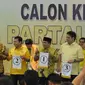 Calon Ketua umum Partai Golkar, Aziz syamsuddin, Mahyudin, Setya Novanto, Ade Komarudin, Erlangga Hartarto, dan Priyo Budi Santoso (dari kiri) menunjukan nomer urut Calon Ketua Umum Partai Golkar, Jakarta, Sabtu (7/5).(Liputan6.com/Johan Tallo)