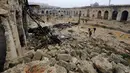 Pemandangan puing-puing kerusakan bangunan di kompleks Masjid Umayyad di Aleppo, Suriah, 13 Desember 2016. Masjid yang dianggap sebagai tempat suci ke empat dalam Islam ini mulai digempur dalam konflik pada 2014. (REUTERS/Omar Sanadiki)