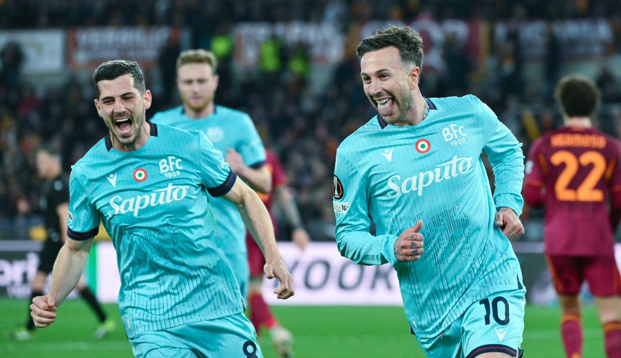 Pemain Bologna, Federico Bernardeschi, melakukan selebrasi setelah mencetak gol ke gawang AS Roma pada babak 16 besar Liga Europa di Stadion Olimpico, Roma, Jumat (20/3/2026). (AFP/Alberto Pizzoli)