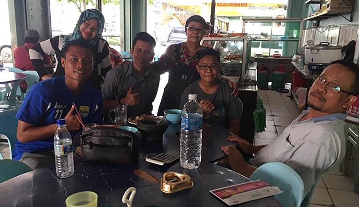 Rindu dengan suasana kampung halaman, Dedi Kusnandar menyempatkan diri makan kuliner sunda milik orang Sumedang di Kota Sabah, Kinabalu, Malaysia. (Instagram)