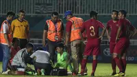 Kiper Timnas Indonesia, Muhammad Riyandi, cedera saat melawan Thailand pada laga PSSI 88th U-19 di Stadion Pakansari, Jawa Barat, Minggu (23/9/2018). Kedua negara bermain imbang 2-2. (Bola.com/Vitalis Yogi Trisna)