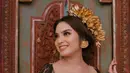 Kali ini, Syandria menjelma jadi gadis Bali mengenakan kebaya Bali warna hitam yang dilengkapi hiasan kepala. [Instagram/syandria]
