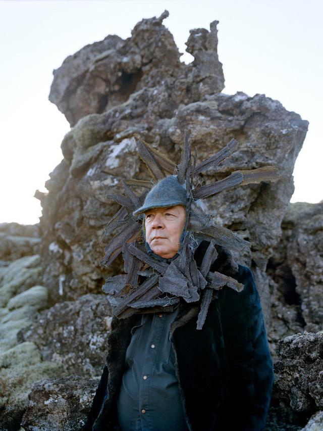 Lansia Dirias Ranting dan Dahan Kering