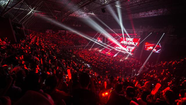 Anggota iKON melakukan aksi mengejutkan saat konser. (YG Entertainment)