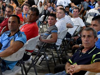 Sejumlah narapidana menghadiri debat presiden di penjara La Reforma, di Alajuela, Kosta Rika (2/11). Penjara La Reforma adalah penjara terbesar di Kosta Rika. (AFP Photo/Ezequiel Becerra)