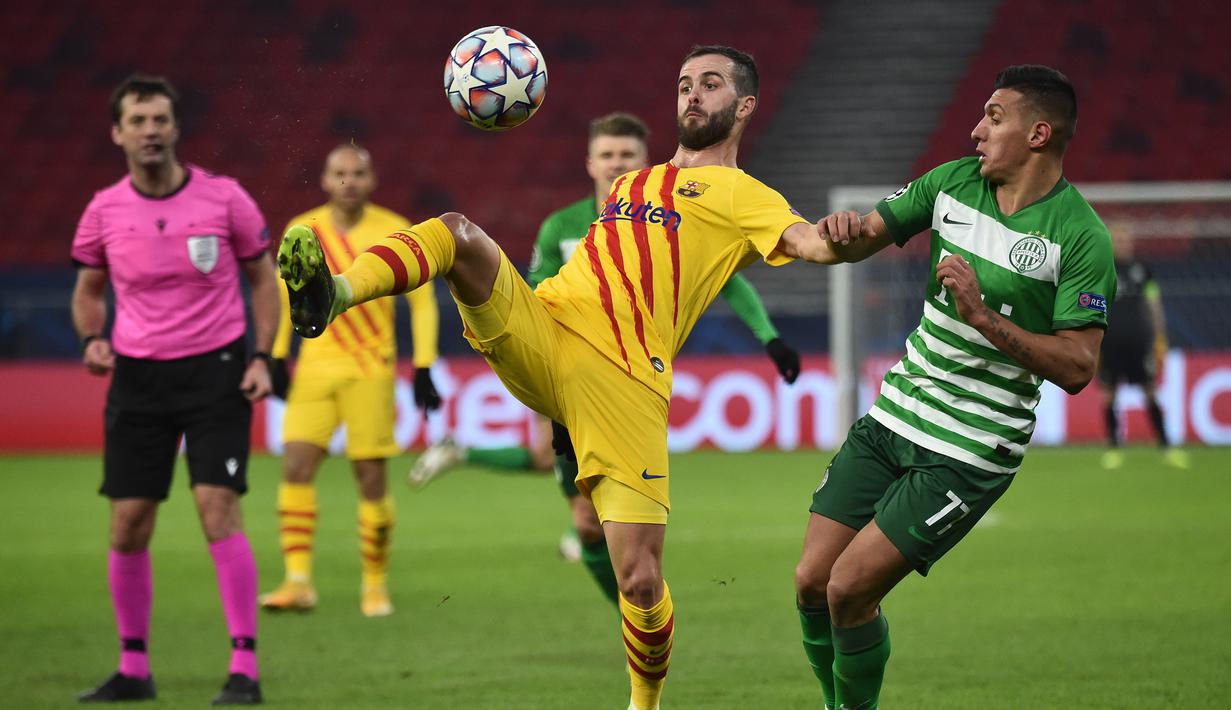Gelandang Barcelona, Miralem Pjanic, berebut bola dengan penyerang Ferencvaros, Myrto Uzuni, pada laga lanjutan Liga Champions di Puskas Arena, Kamis (3/12/2020) dini hari WIB. Barcelona menang 3-0 atas Ferencvaros. (AFP/Attila Kisbenedek)