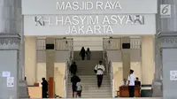 Aktivitas warga di sekitar Masjid Raya KH Hasyim Asyari Jakarta, Senin (29/5). Di hari ketiga Ramadan belum nampak kegiatan menonjol yang diadakan saat menanti datangnya waktu berbuka puasa. (Liputan6.com/Helmi Fithriansyah)