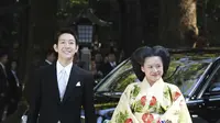 Ayako, putri ketiga mendiang Pangeran Takamado, resmi diperistri pengusaha Jepang, Kei Moriya. Keduanya tiba di Kuil Meiji untuk melangsungkan upacara pernikahan mereka, Senin, 29 Oktober 2018. (Kyodo News via AP)