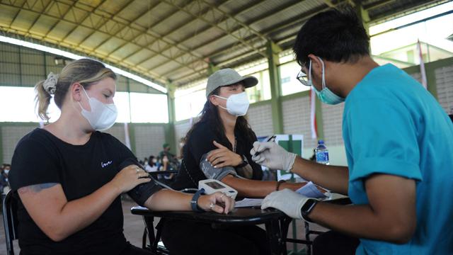 FOTO: WNA Ikut Jalani Vaksinasi COVID-19 Massal di Bali