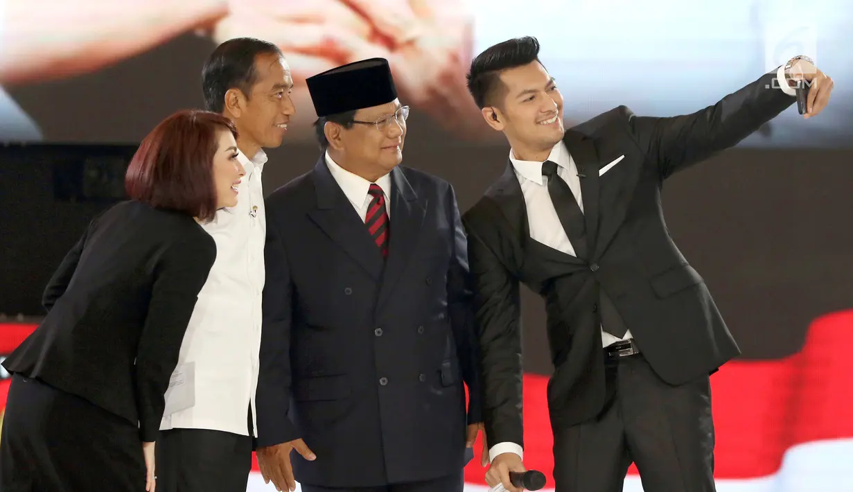 Capres no. urut 01 Joko Widodo atau Jokowi,  Capres no. urut 02 Prabowo Subianto, moderator Retno Pinasti dan Zulfikar Naghi swafoto usai debat keempat Pilpres 2019 yang diselenggarakan KPU di Hotel Shangri-La, Jakarta, Sabtu (30/3). di Jakarta, Sabtu (30/3). (Liputan6.com/JohanTallo)