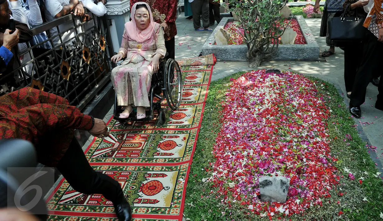 Istri mendiang Gus Dur, Sinta Nuriyah saat melakukan ziarah di makam Gus Dur di komplek pesantren Tebuireng, Jombang, Jatim, Selasa (4/8/2015). Ziarah tersebut bertepatan dengan hari lahir Gus Dur. (Liputan6.com/Johan Tallo)