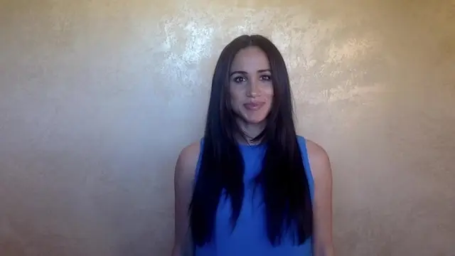 Tampilan Meghan saat  Girl Up Leadership Summit