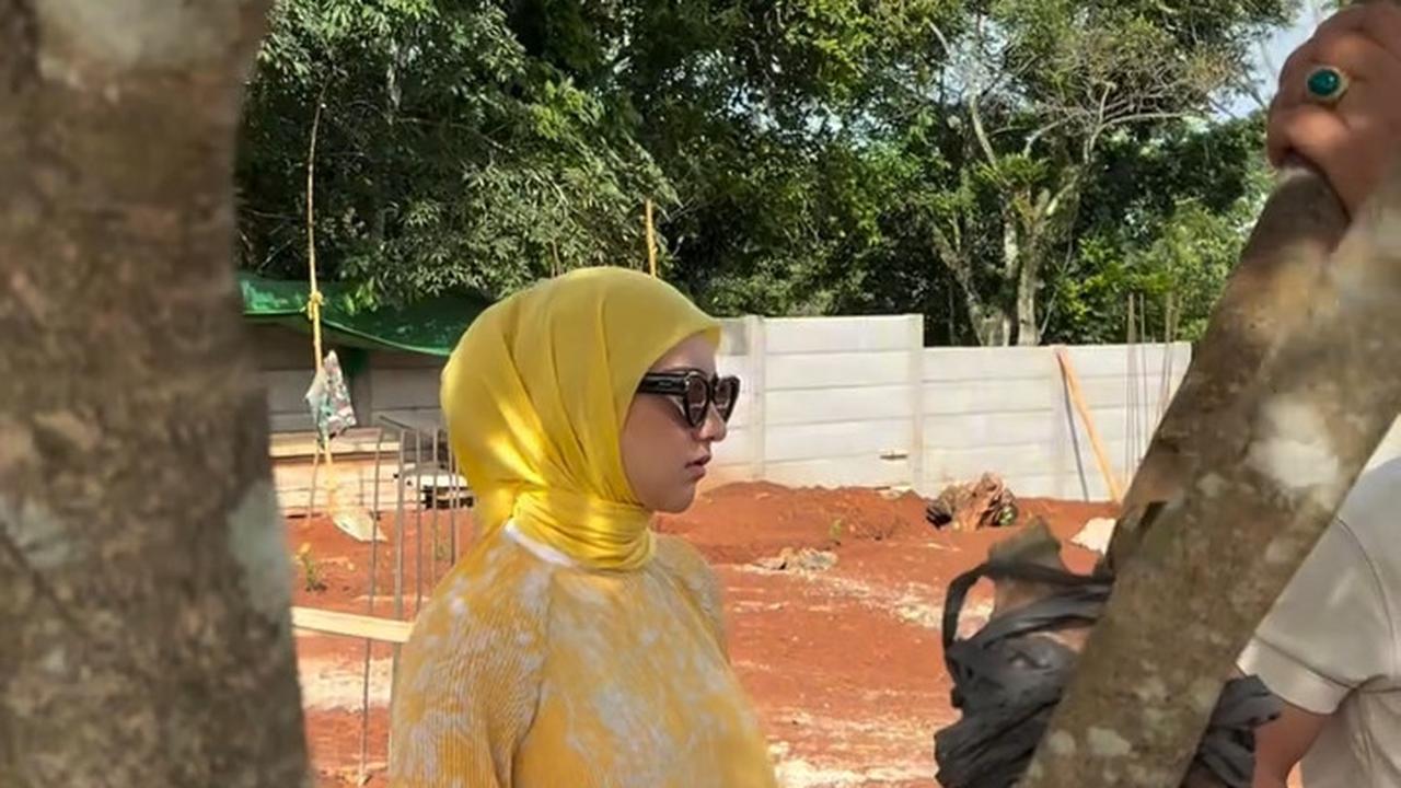 Irish Bella Temani Sang Suami Cek Proyek Baru di Subang
