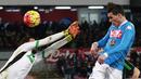 Pemain Napoli, Jose Maria Callejon menyundul bola saat dihalangi kiper Sassuolo, Andrea Consigli (kiri) pada lanjutan Italia Serie A antara Napoli vs Sassuolo di Stadion  San Paolo, Naples, Sabtu (16/1/2016).  (AFP Photo/Carlo Hermann)