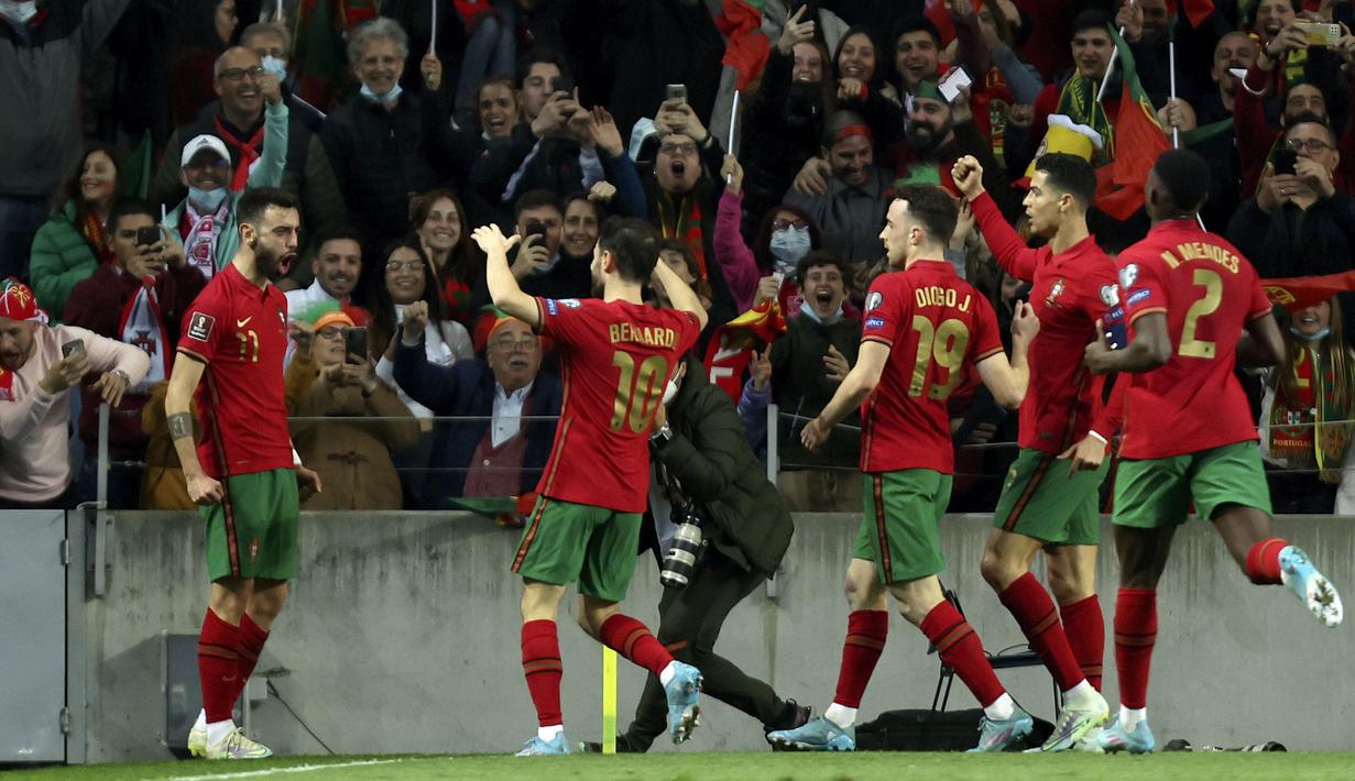 Dominasi Portugal terus meningkat hingga akhirnya mampu mencetak gol pertama pada menit ke-32. Umpan satu dua yang diperagakan bersama Ronaldo, berhasil diakhiri dengan sepakan ke sudut kiri bawah gawang lawan oleh Bruno Fernandes. (AP/Luis Vieira)