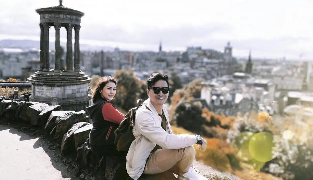 Setelah tampil menutup aurat atau mengenakan hijab, Fenita juga memutuskan mundur dari dunia presenter infotainment yang delapan tahun dibawakan selama ini. (Instagram/ariekuntung)