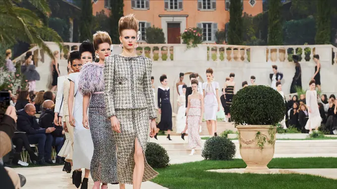 Persembahan Nyentrik Chanel untuk Pekan Mode Haute Couture 2019