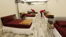 Para pekerja menyiapkan akomodasi untuk jemaah haji jelang pelaksanaan ibadah haji di tenda kemah di Mina, Arab Saudi, Senin (12/7/2021). Untuk tahun kedua berturut-turut, pelaksanaan ibadah haji dibatasi karena pandemi virus corona COVID-19. (AP Photo/Amr Nabil)