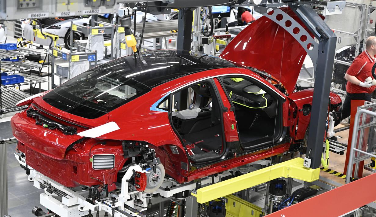 Tampilan samping mobil listrik Porsche Taycan saat proses perakitan di pabrik perusahaan Porsche AG di Stuttgart, Jerman, Rabu (4/3/2020). Porsche Taycan merupakan mobil bertenaga listrik pertama  dari pembuat mobil mewah Jerman, Porsche AG. (AFP Photo/Thomas Kienzie)