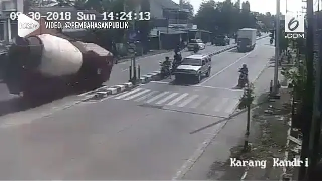 Kecelakaan maut antara truk molen dengan sejumlah kendaraan di Simpang Tiga, Karangkandri, Cilacap, Jawa Tengah, terekam kamera cctv.
