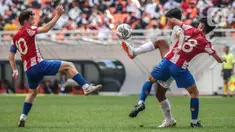 Pemain Atletico Madrid U-18 Adrian Gallego dan Ivan Hernandez bersaing dengan pemain Bali United U-18 pada laga perdana International Youth Championship (IYC) 2021 di Jakarta International Stadium (JIS), Rabu (13/4/2022). Atletico Madrid U-18 menang dengan skor 5-0. (Liputan6.com/Faizal Fanani)