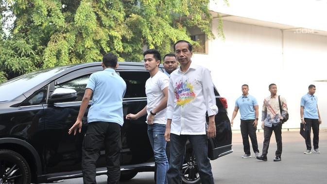 Bakal calon presiden Joko Widodo atau Jokowi ditemani anak bungsunya Kaesang Pangarep tiba di RSPAD Gatot Subroto, Jakarta, Minggu (12/8). Jokowi tiba pukul 08.00 WIB. (Merdeka.com/Iqbal Nugroho)
