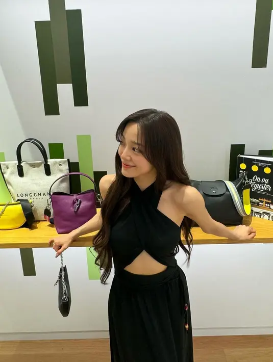 Rambut panjang Kim Se Jeong hanya digerai dengan curly di bagian bawah dan curtain bang [@clean_0828]