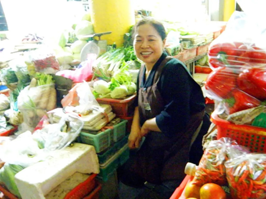 Chen Shu-chu saat berjualan sayur di pasar | Sumber Foto: taipeitimes.com