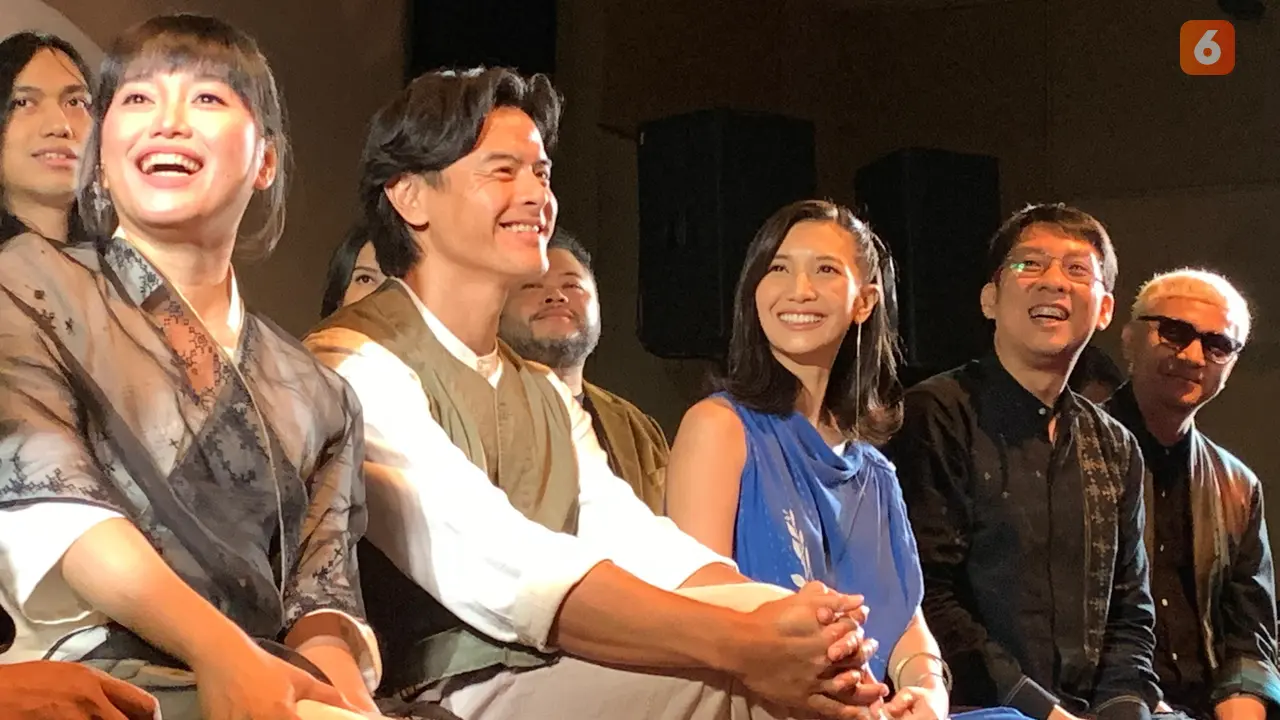 Dion Wiyoko, Sheila Dara dan para film maker saat menghadiri Press Conference film “SORE: Istri Dari Masa Depan” di XXI Plaza Indonesia, Rabu (2/7/2025)