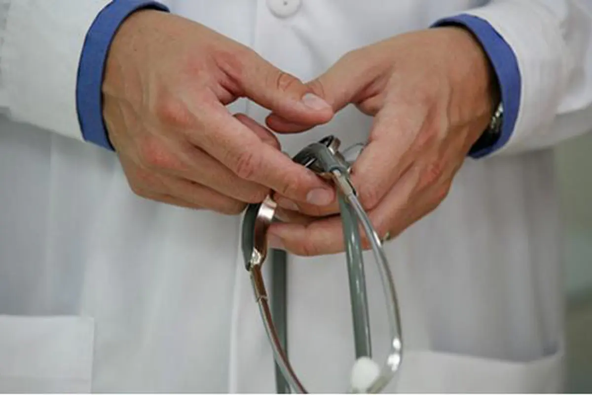 Periksa Pasien Sambil Merokok, Dokter Ini Didenda Rp 4 Juta