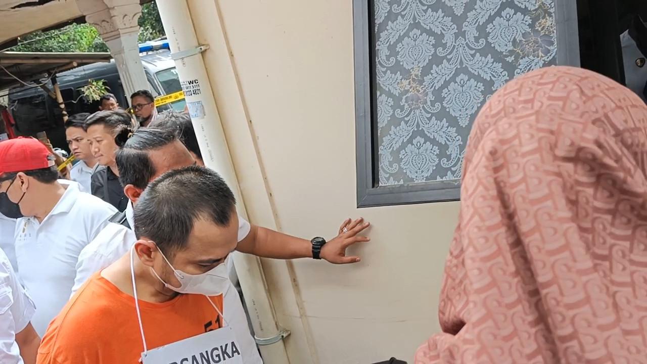 Polres Metro Jakarta Selatan menggelar rekonstruksi kasus pembunuhan empat orang anak oleh ayahnya sendiri, Panca Darmansyah (41).