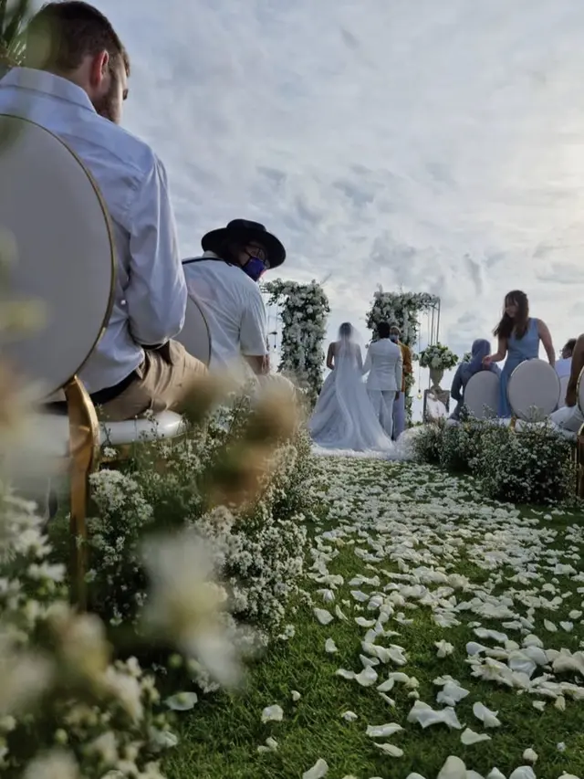 Momen Pernikahan Reza Arap dan Wendy Walters. (Sumber: Instagram/edhozell)