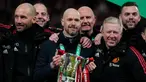 Pelatih Kepala Manchester United, Erik ten Hag (tengah) berpose dengan trofi setelah pertandingan sepak bola final Piala Liga Inggris antara Manchester United dan Newcastle United di Stadion Wembley di London, Minggu, 26 Februari 2023. Ini adalah trofi pertama dari Ten Hag, dan yang pertama untuk klub Manchester United sejak Liga Europa 2017. (AP Photo/Alastair Grant)