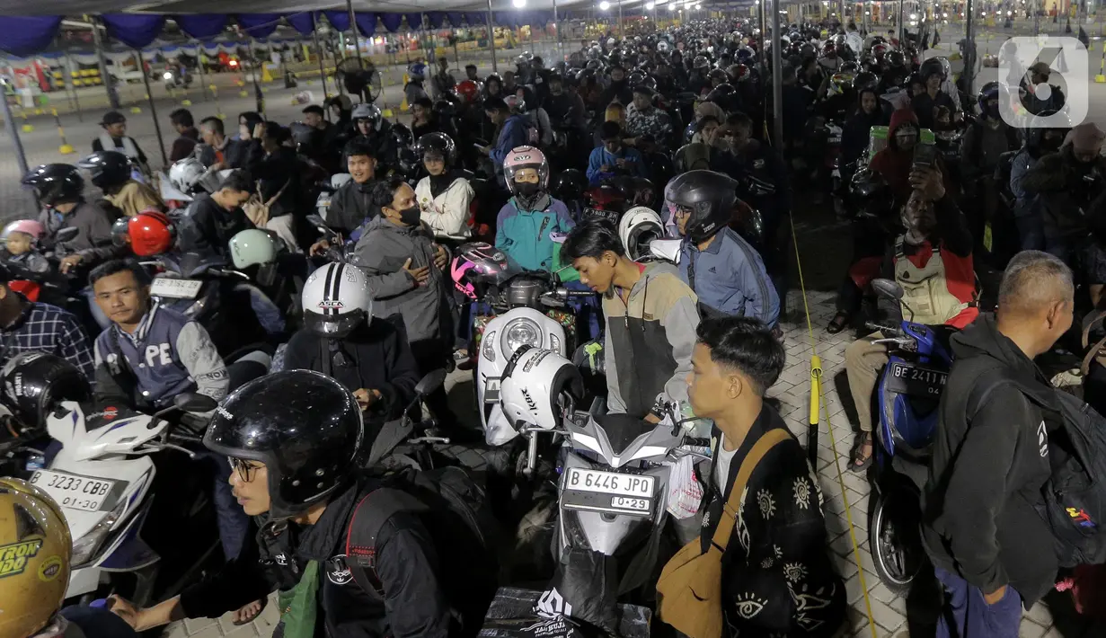 Pada H-4 lebaran 2025, suasana di Pelabuhan Ciwandan, Banten dipadati oleh pemudik motor yang hendak menyeberang ke Pelabuhan Bakauheni, Lampung di Pulau Sumatera. (Liputan6.com/Herman Zakharia)