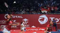 Pebulutangkis ganda putri Indonesia, Nitya K Maheswari (kiri) dan GreysiaPolii saat melawan Yin Loo Lim/Yean Lee Meng di Total BWF Championships 2015 di Jakarta, Rabu (12/8/2015). Greysia/Nityaunggul 17-21, 21-13, 21-11. (Liputan6.com/Helmi Fithriansyah)