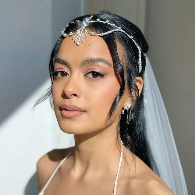 6 Potret Detail Busana dan Makeup Eva Celia di Hari Pernikahan, Simpel dan Elegan