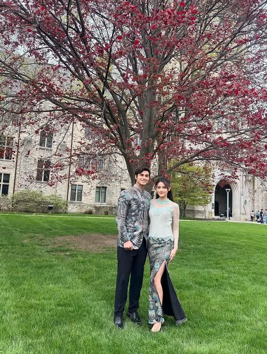 Rangkaian liburan Callista dan keluarga, juga untuk merayakan kelulusan sang kakak yang kuliah di Amerika. Maka baju liburan formal batik dan kebaya juga harus ikut serta. [Foto: Instagram @cinta_brian]