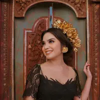 Kali ini, Syandria menjelma jadi gadis Bali mengenakan kebaya Bali warna hitam yang dilengkapi hiasan kepala. [Instagram/syandria]