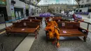 Seorang biksu Buddha mengenakan masker untuk membantu mengekang penyebaran COVID-19 duduk di bangku di Stasiun Kereta Api Hua Lamphong, Bangkok, Thailand, Selasa (20/7/2021). Dari 13.002 kasus COVID-19 terbaru di Thailand, sebanyak 11.953 kasus berasal dari masyarakat umum. (AP Photo/Sakchai Lalit)